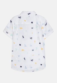 Biała koszula z krótkim rękawem z wielokolorowym haftem w tematyce morsko-nautycznej, w tym żaglówki, fale i kotwice. Lekki materiał.