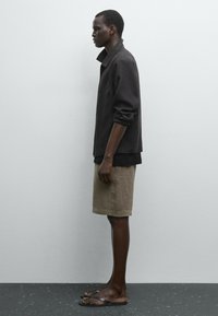 Massimo Dutti WORN EFFECT BERMUDA - Shorts - sand