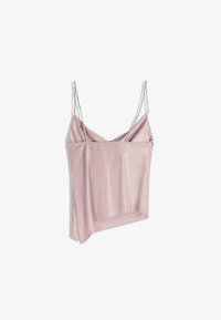 Rózsaszín selyem camisole felső vékony lánc pántokkal, amely fodros kialakítással és oldalsó hasítékokkal rendelkezik a plusz részletekért. Puha textúra, könnyű anyag.