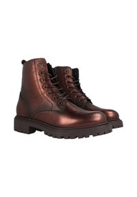 Botas de tobillo de cuero bronce con un acabado texturizado, puntera redonda, frente con cordones y suela de goma resistente para mayor tracción.