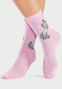Calcetines de tobillo de algodón rosa con diseño de unicornio, que presenta una colorida melena y cuerno. Textura suave, puños acanalados y puntera reforzada.