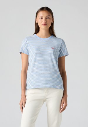 T-shirt rayé bleu clair en tissu doux, avec un col rond, des manches courtes et un petit logo rouge sur la poitrine gauche.