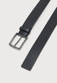 Μαύρη δερμάτινη ζώνη με υφή, με μεταλλική πόρπη και πέντε τρύπες ρύθμισης, που παρουσιάζει ένα κομψό και λειτουργικό σχέδιο.