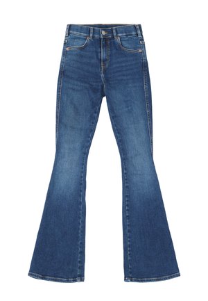 Niebieskie dżinsy z dzwonami wykonane z denimu, o średnim stanie, pięcioma kieszeniami i zapięciem na guzik. Tkanina ma gładką teksturę i minimalne przetarcia.