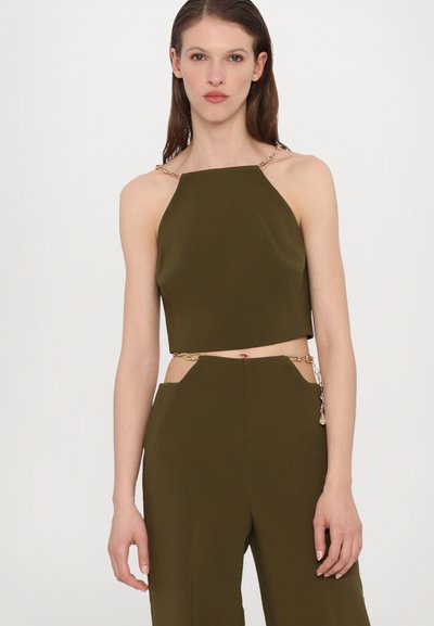 Top verde oliv cropped cu design la gât, având accente de lanțuri aurii pe bretele și un material ușor texturat.