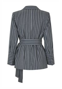 Harmaa, raidoitettu bleiseri vyösoljella. Ominaisuuksiin kuuluu pitkät hihat ja napit hihansuissa. Pehmeä materiaali ja vartalonmyötäinen istuvuus.