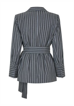 Sivý pruhovaný blejzer s opaskom. Má dlhé rukávy a gombíkové detaily na manžetách. Mäkká štruktúra a strih prispôsobený postave.
