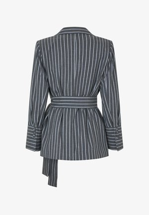 Sivý pruhovaný blejzer s opaskom. Má dlhé rukávy a gombíkové detaily na manžetách. Mäkká štruktúra a strih prispôsobený postave.