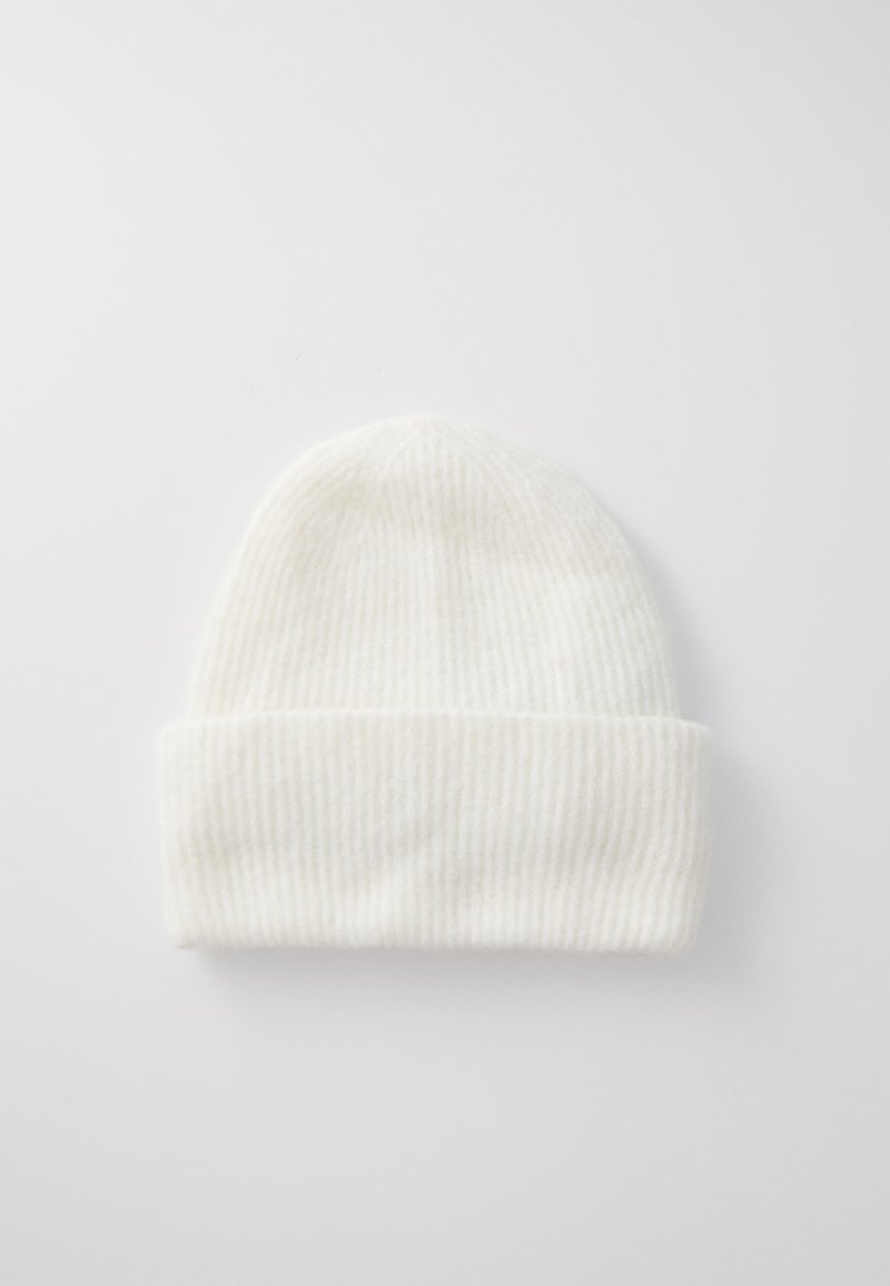 Gorro de malha canelada branco, textura suave com uma dobra na bainha. Design simples com um padrão uniforme, adequado para uso casual.
