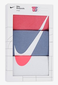 Σετ τριών κορμάκων Nike σε κόκκινο, μπλε ναυτικό και λευκό. Κάθε κορμάκι έχει μεγάλα λογότυπα Nike swoosh. Ομαλό ύφασμα με εφαρμοστό σχεδιασμό.