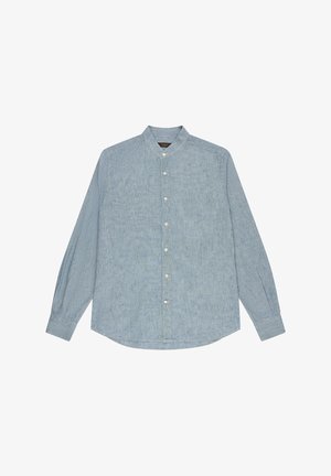 Chemise bleu clair à manches longues, boutonnée, avec col mandarin et boutons blancs, en tissu texturé.