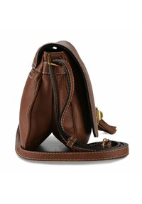 Braune Leder-Schultertasche mit strukturierter Oberfläche, ausgestattet mit einem goldenen Verschluss, einem verstellbaren Trageriemen und weißen Nähdetails.