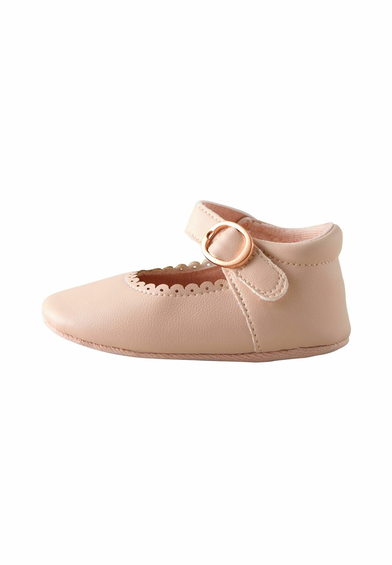 Helle rosa Mary Jane Babyschuh mit runder Zehenform, gewelltem Rand und einem Riemen mit einer runden Schnalle. Geeignet für Säuglinge.