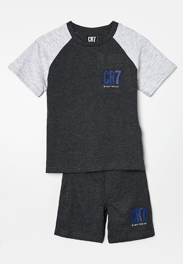 T-shirt court gris foncé à manches courtes avec des manches gris clair et un short assorti, tous deux ornés d'un logo bleu "CR7 Nightwear" à l'avant.