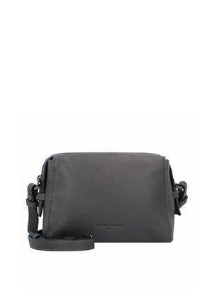 Graue Leder-Crossbody-Tasche mit glatter Textur, rechteckiger Form, verstellbarem Trageriemen und geprägtem Logo auf der Vorderseite.