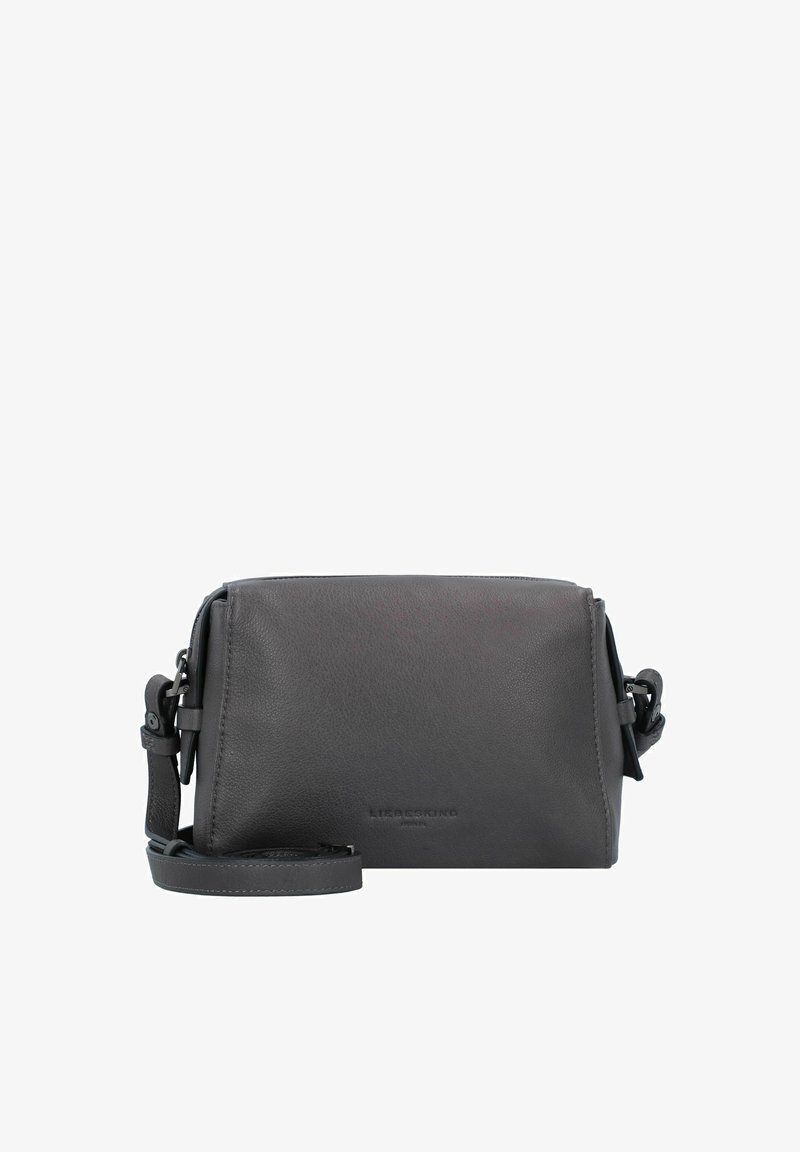 Graue Leder-Crossbody-Tasche mit glatter Textur, rechteckiger Form, verstellbarem Trageriemen und geprägtem Logo auf der Vorderseite.