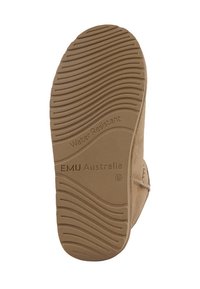 Brązowa, wodoodporna podeszwa buta z falistym wzorem bieżnika i wytłoczonym logo "EMU Australia", wykonana z trwałego materiału gumowego.