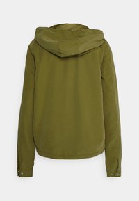 Casaco verde-oliva com mangas longas, punhos abotoados e capucho preso, apresentado de costas contra um fundo simples.