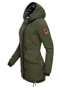 Parka de color verde oliva con cintura ajustable, capucha y forro negro. Cuenta con dos bolsillos frontales y un parche textil en la manga.
