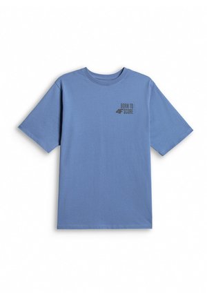 Niebieski t-shirt z krótkim rękawem i okrągłym dekoltem z małym czarnym napisem „BORN TO 4F SCORE” na górnej lewej stronie klatki piersiowej.