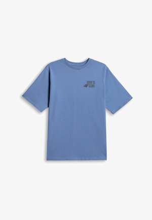 Niebieski t-shirt z krótkim rękawem i okrągłym dekoltem z małym czarnym napisem „BORN TO 4F SCORE” na górnej lewej stronie klatki piersiowej.
