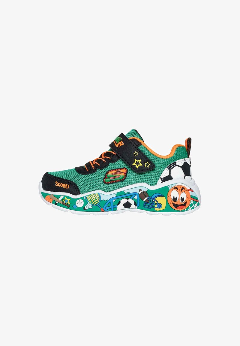 Scarpone sportivo verde con tomaia in mesh, accenti neri, dettagli arancioni e una suola decorata con grafiche a tema sportivo e colori vivaci.