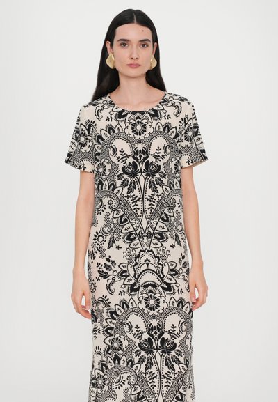 Abito a maniche corte in crema con intricati motivi floreali e paisley neri, caratterizzato da un collo rotondo e una silhouette dritta.