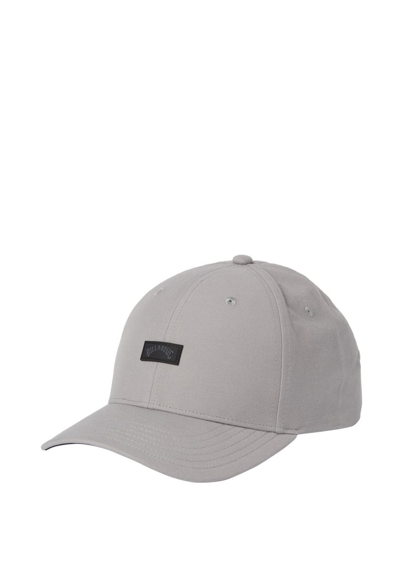 Grijze baseballcap van katoencanvas, met een gebogen rand, zespanelenontwerp en een zwart label aan de voorkant met reliëftekst.