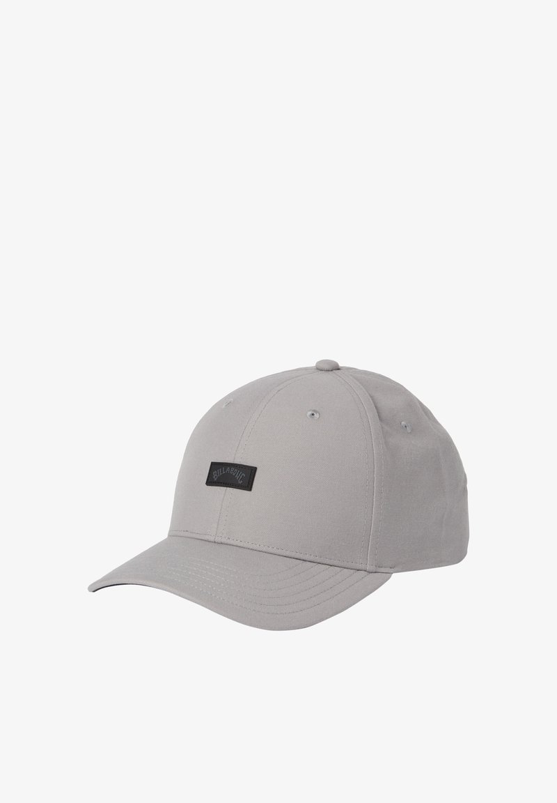Grau Für baseballkappe aus Baumwollcanvas, mit gebogenem Schirm, sechsseitigem Design und einem schwarzen Etikett auf der Vorderseite mit geprägtem Text.