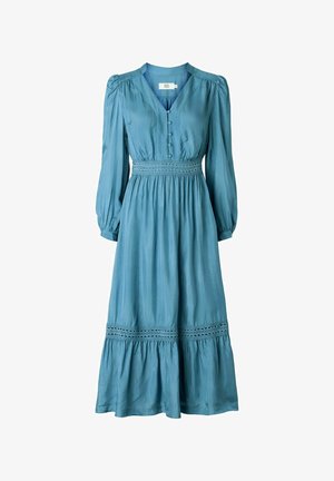 Teealfarbendes Langarmkleid aus leichtem Stoff, mit V-Ausschnitt, Knopfdetails, gerafftem Bund und einem gestuften, fließenden Rock.