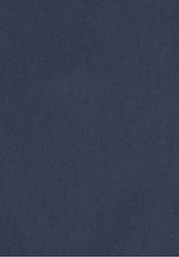 Marinblått tyg med en jämn, strukturerad yta, enhetlig färg och utan distinkta mönster eller accenter; lämpligt för olika användningsområden.