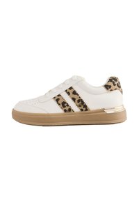 Valged sneakers leopardimustriga aktsentidega, millel on kolm kontrastset triipu, ümmargune varvas, pehme tald ja metallikdetail kannal.