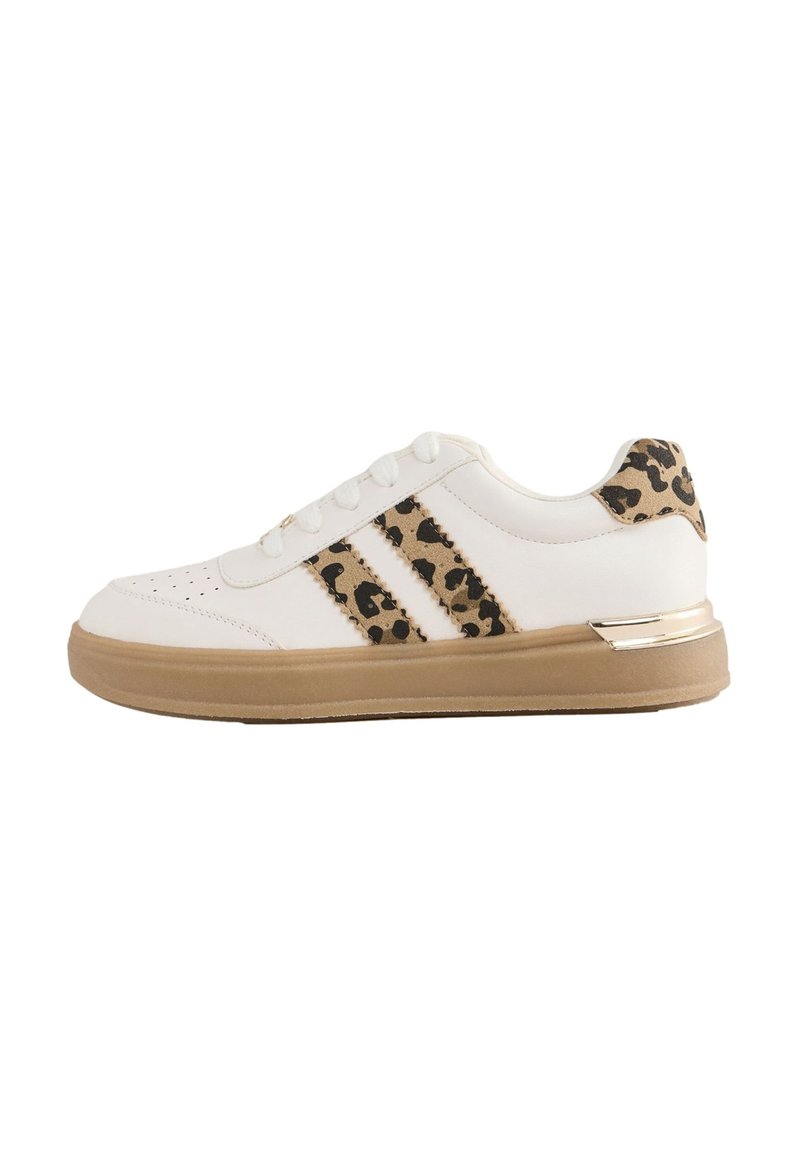 Valged sneakers leopardimustriga aktsentidega, millel on kolm kontrastset triipu, ümmargune varvas, pehme tald ja metallikdetail kannal.