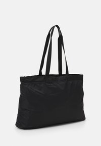Bolsa tote negra de nailon con dos asas planas, forma rectangular y textura lisa. Diseño ligero, adecuado para diversos usos.