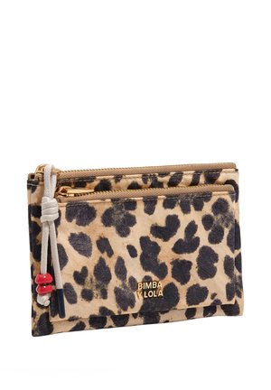 Clutch con estampado de leopardo y cremallera, con logo "Bimba Y Lola" en tono dorado y cordón beige con cuentas rojas y negras en el tirador de la cremallera.