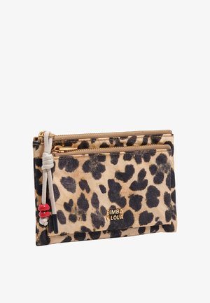 Kopertówka zapinana na zamek błyskawiczny w panterkę z złotym logo "Bimba Y Lola" oraz beżowym sznurkiem z czerwonymi i czarnymi koralikami na zapięciu.