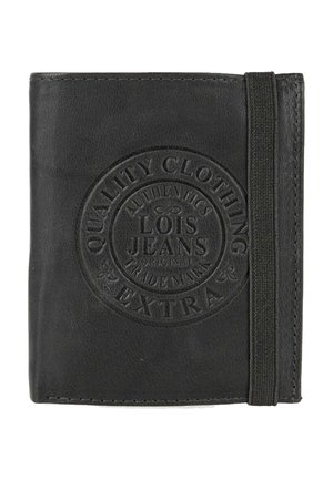 Cartera de cuero negro con logotipo grabado en diseño circular, superficie texturizada y cierre con banda elástica en el lado derecho.