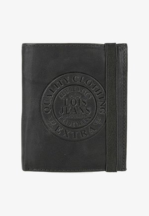 Cartera de cuero negro con logotipo grabado en diseño circular, superficie texturizada y cierre con banda elástica en el lado derecho.