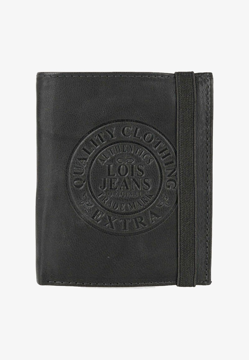 Cartera de cuero negro con logotipo grabado en diseño circular, superficie texturizada y cierre con banda elástica en el lado derecho.