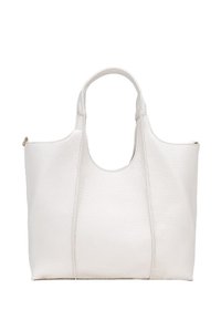 Bolso tote de cuero blanco con textura granulada, parte superior redondeada y dos asas cortas. Presenta detalles de costura vertical en los lados.