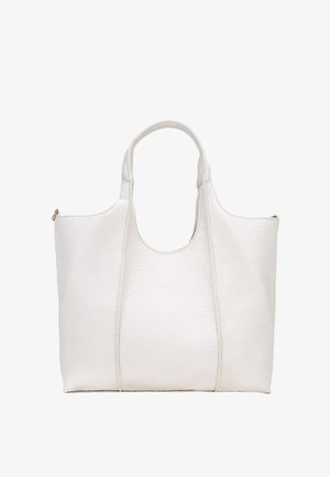 Bolso tote de cuero blanco con textura granulada, parte superior redondeada y dos asas cortas. Presenta detalles de costura vertical en los lados.