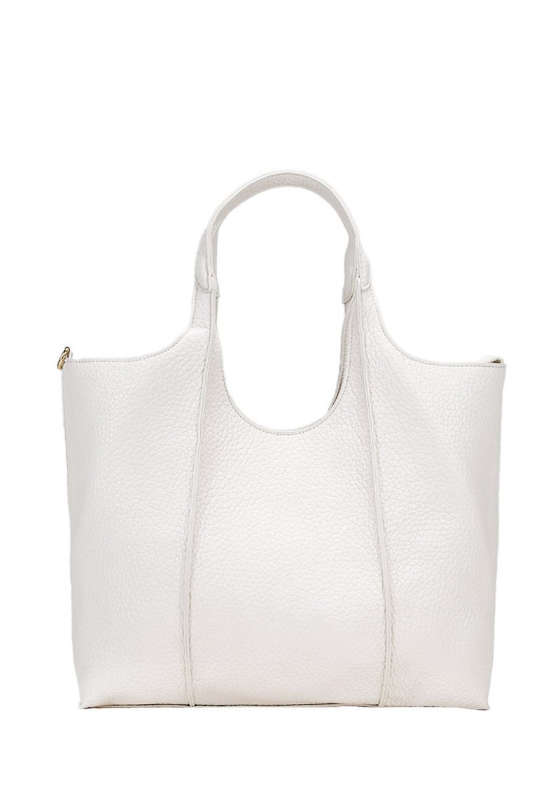 Bolso tote de cuero blanco con textura granulada, parte superior redondeada y dos asas cortas. Presenta detalles de costura vertical en los lados.