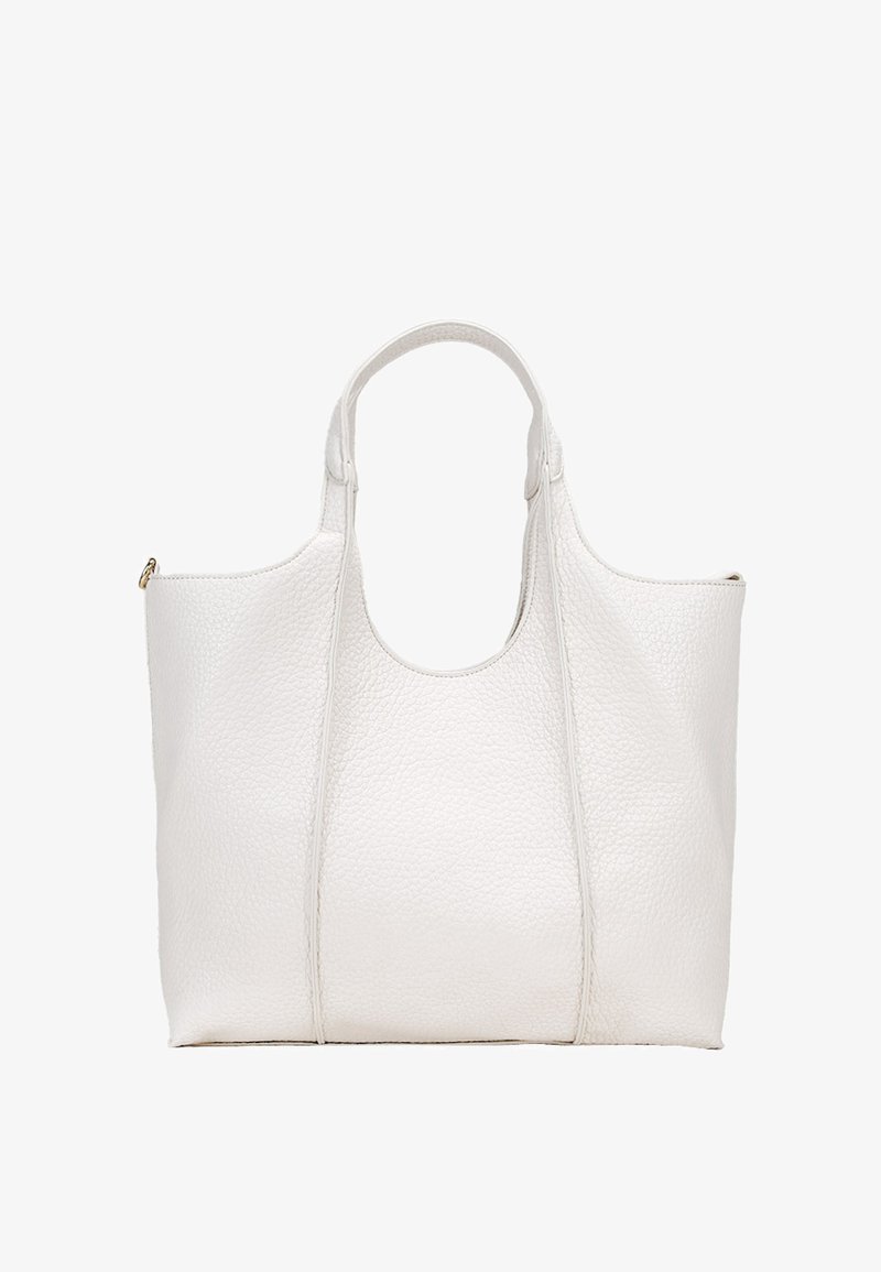 Bolso tote de cuero blanco con textura granulada, parte superior redondeada y dos asas cortas. Presenta detalles de costura vertical en los lados.