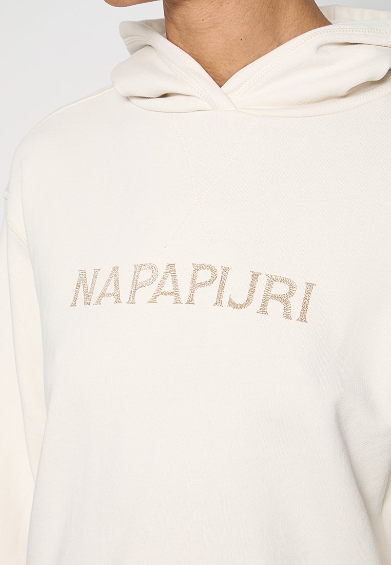 Felpa beige con cappuccio alzato, con logo ricamato "NAPAPIJRI" in marrone chiaro sul petto, visibile sulla parte superiore del torso di una persona.