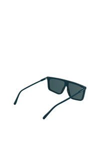 Prostokątne okulary przeciwsłoneczne w ciemnozielonym kolorze z plastikową oprawką i szarymi soczewkami. Cienkie zauszniki z delikatnym metalicznym akcentem przy zawiasie. Gładkie, matowe wykończenie.