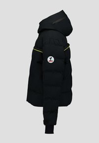 Zwarte gewatteerde jas met capuchon, voorzien van een logopatch op de mouw, gele accentbies en elastische manchetten voor een strakke pasvorm.