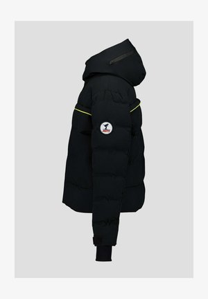 Zwarte gewatteerde jas met capuchon, voorzien van een logopatch op de mouw, gele accentbies en elastische manchetten voor een strakke pasvorm.