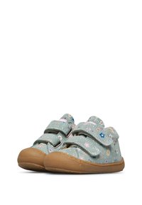 Dziecięce buty na miękkiej podeszwie w kolorze zielonym z pastelowym wzorem kwiatowym, z dwiema rzepami i brązowymi teksturowanymi podeszwami gumowymi.