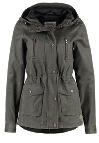 Veste à capuche vert foncé avec fermeture éclair à l'avant, fermeture par boutons, deux poches poitrine zippées et deux poches basses à rabat avec boutons.