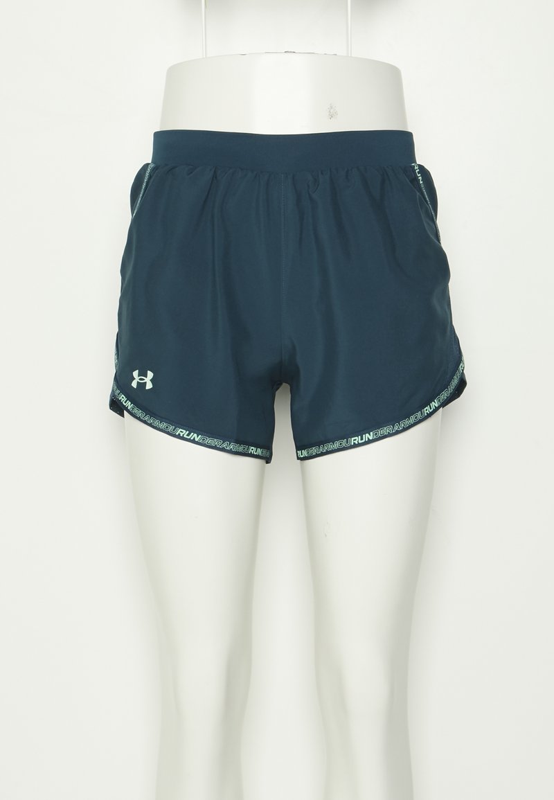 Granatowe szorty sportowe zaprojektowane do biegania, z elastycznym paskiem w talii, bocznymi kieszeniami i teksturowanym logo marki wzdłuż dolnej krawędzi.